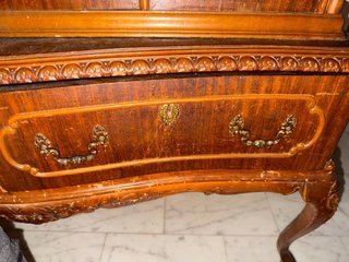 Vitrina antigua de madera y cristal