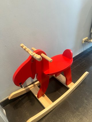 Caballo balancín rojo madera Ikea