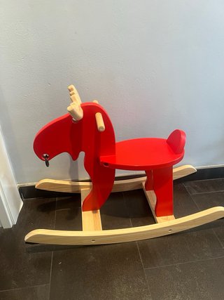 Caballo balancín rojo madera Ikea