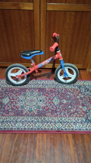 Bici sin pedales roja y azul