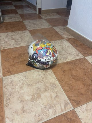 Casco de moto con diseño colorido
