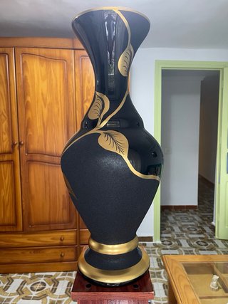 Jarrón de porcelana negro y dorado