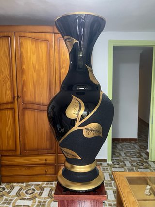 Jarrón de porcelana negro y dorado