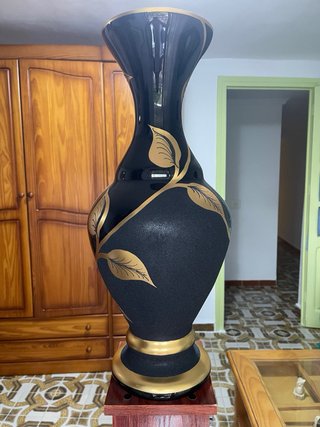 Jarrón de porcelana negro y dorado