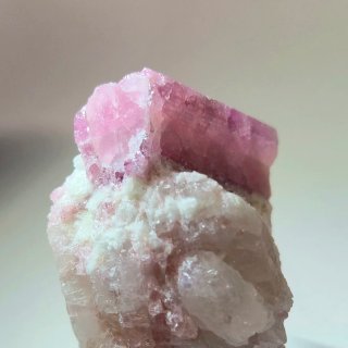 Turmalina rosa rubelita cristal en matriz Brasil