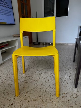 Mesa redonda blanca y 3 sillas amarillas