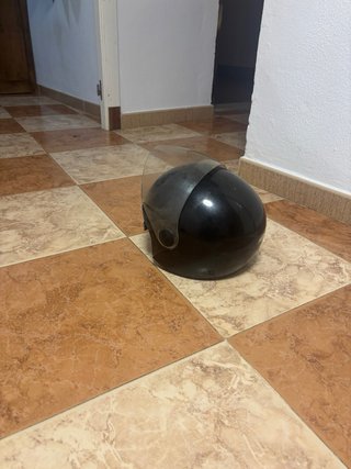 Casco de moto negro con visera