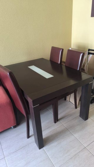 Mesa de comedor con 4 sillas