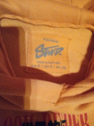Sudadera amarilla con logo