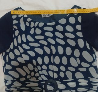 Vestido azul marino con lunares blancos midi