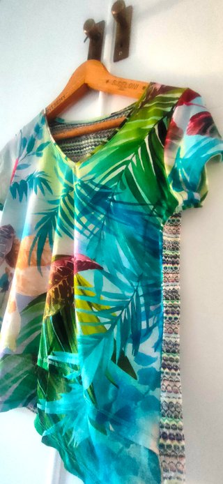 Camiseta tropical verde y multicolor