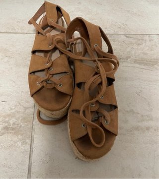 Sandalias Marrones con Cuña y Cordones