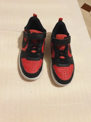 Zapatillas Nike Niño Rojas y Negras