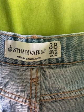Pantalones vaqueros cortos desgastados