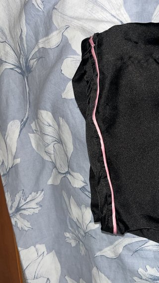 Pijama negro con ribete rosa