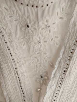 Top blanco bordado