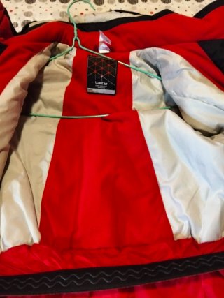 Abrigo niño Decathlon rojo y negro