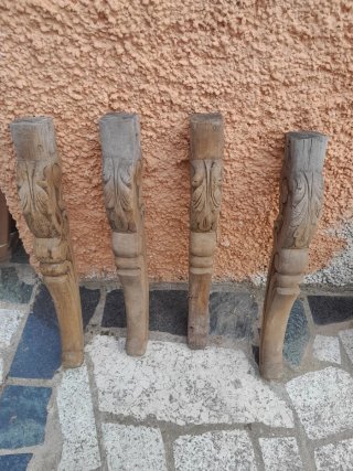 Patas de madera antiguas talladas