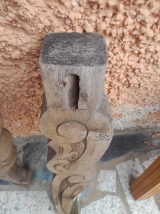 Patas de madera antiguas talladas