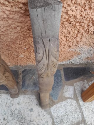 Patas de madera antiguas talladas