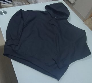 Sudadera Negra con Diseño Gráfico
