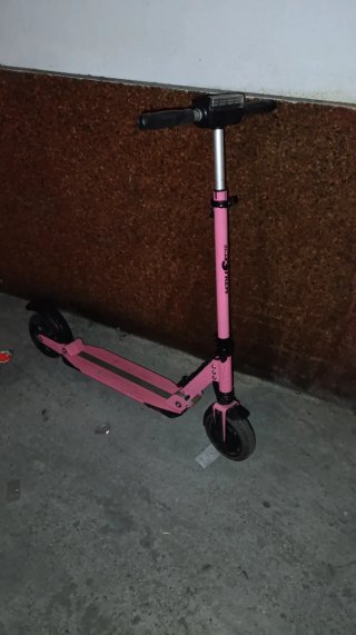 Patinete rosa con luces