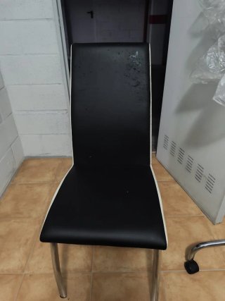 Juego de 2 sillas modernas,el culo algo arañado