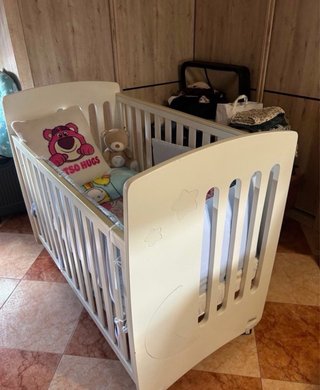 Cuna de bebé blanca con estrellas