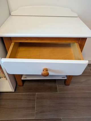 Cama infantil rosa con cajonera y mesita