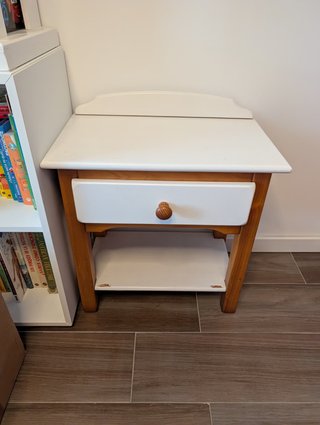Cama infantil rosa con cajonera y mesita