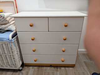 Cama infantil rosa con cajonera y mesita