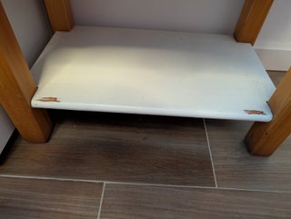 Cama infantil rosa con cajonera y mesita
