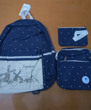 Mochila escolar azul con lunares blancos