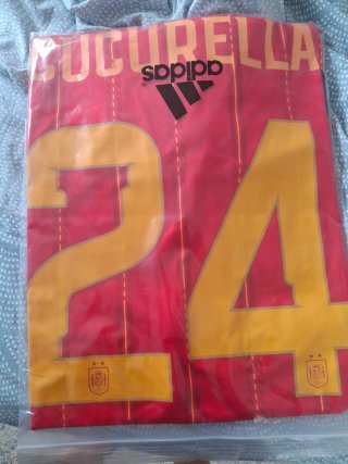 Camiseta España Cucurella 24 Adidas se baja a 18