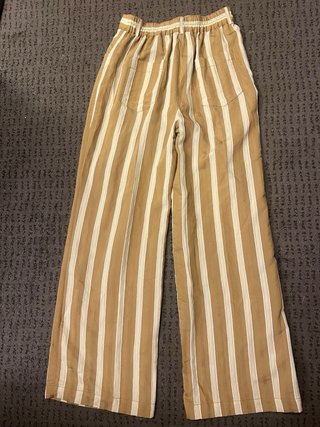 Pantalones anchos de rayas beige y blanco
