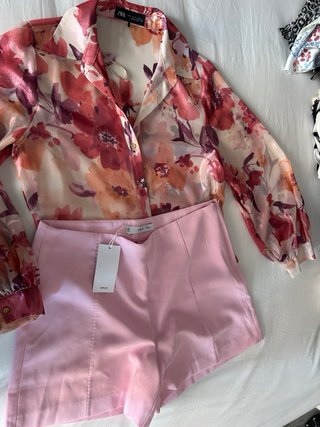 Conjunto Zara Blusa Floral y Shorts Rosa Talla S
