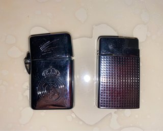 Pareja de encendedores metálicos