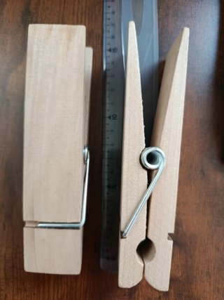 Pack 2 colgadores de pinzas gigantes de madera.