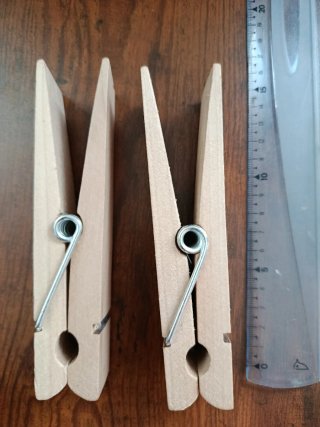 Pack 2 colgadores de pinzas gigantes de madera.