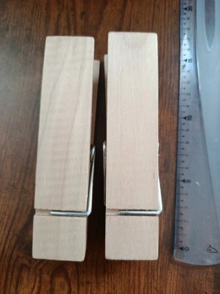 Pack 2 colgadores de pinzas gigantes de madera.