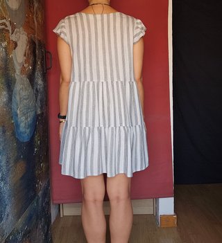 Vestido de rayas blanco y gris
