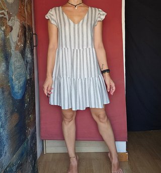 Vestido de rayas blanco y gris