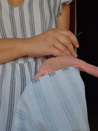 Vestido de rayas blanco y gris