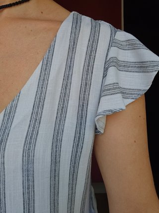 Vestido de rayas blanco y gris