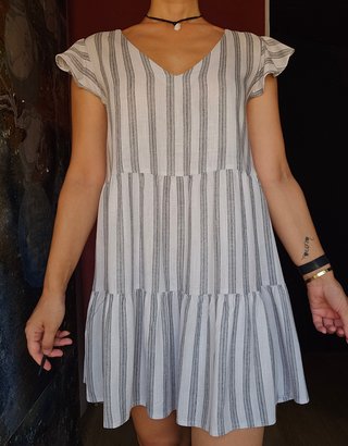 Vestido de rayas blanco y gris