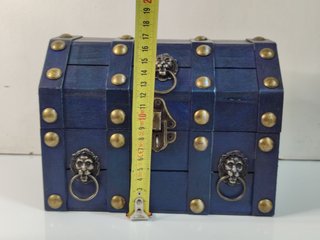 cofre "grande" de 22 cm (de madera y metal)