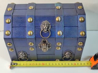 cofre "grande" de 22 cm (de madera y metal)