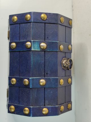 cofre "grande" de 22 cm (de madera y metal)