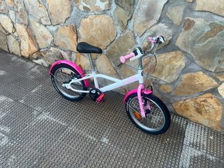 Bicicleta B’twin blanca y rosa