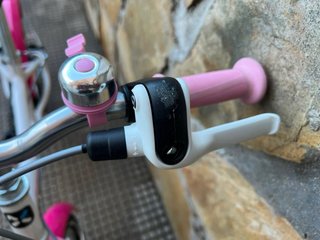 Bicicleta B’twin blanca y rosa